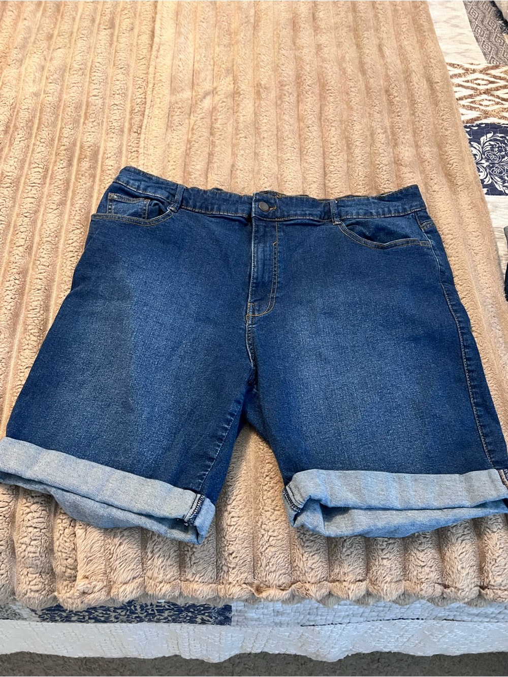 Women's Mid-Rise Blue Denim Rolled-Cuff Jean Shorts